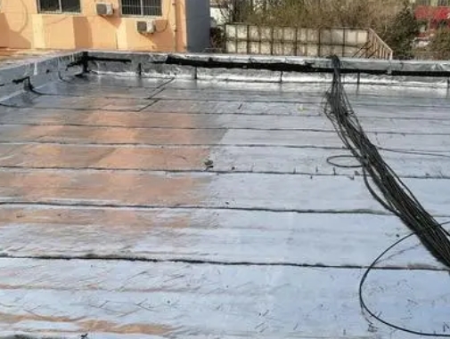 南宁市卫生间漏水维修公司分享下南宁市屋面楼顶防水刚性防水层施工要点。